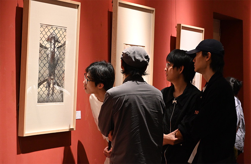 观众近距离欣赏石版画作品。天津美术学院供图
