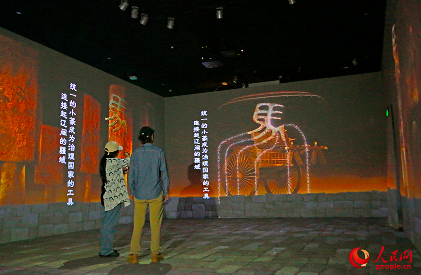 天津博物馆推出“契刻流光——甲骨文沉浸式互动体验数字大展”。人民网记者 崔新耀摄