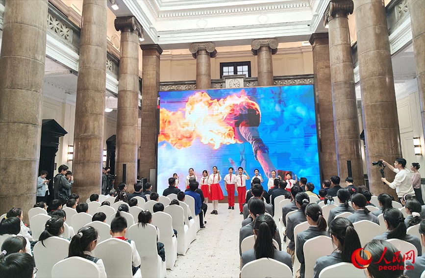 天津市逸阳梅江湾学校学生以朗诵表演致敬英雄。人民网记者 郭维瑾摄