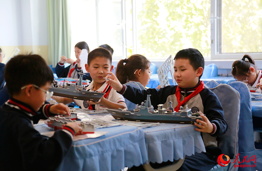 学生们动手拼装舰船模型。人民网记者 陶建摄