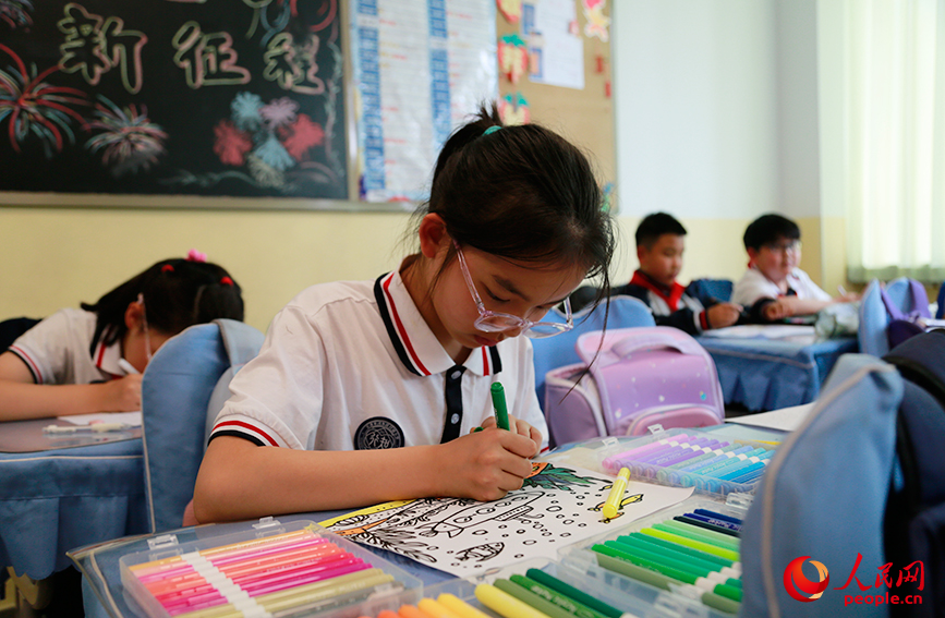 学生们用画笔描绘舰艇。人民网记者 陶建摄