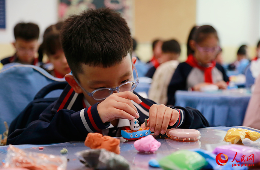 学生们动手制作泥塑舰船。人民网记者 陶建摄