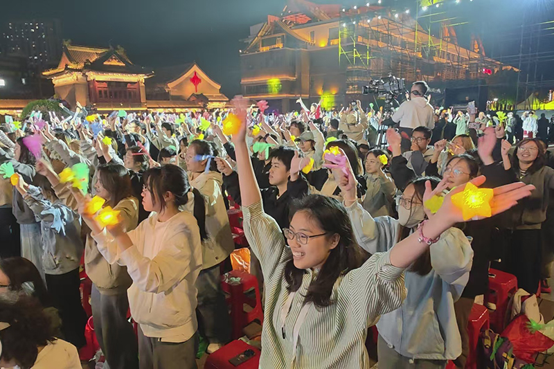 市民参与、观看“河海津韵 盛世欢歌”2026年天津市民文化艺术展演开幕式。天津市文化和旅游局供图