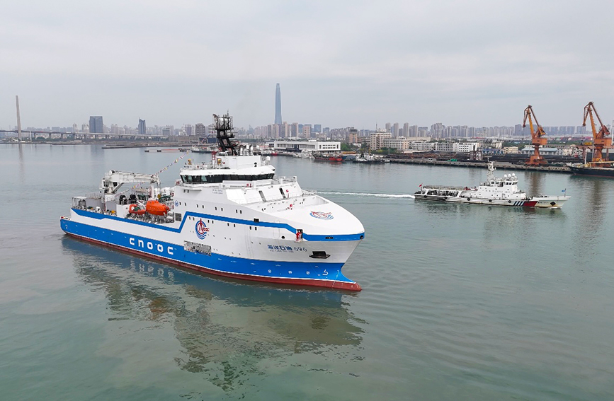 “海洋石油696”轮顺利靠泊天津南疆港区码头。受访者供图