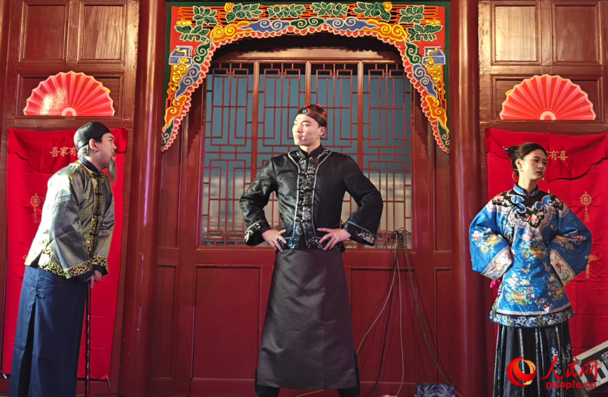 “五一”假期，天津杨柳青古镇将全新推出沉浸式行进式实景演艺《寻找白俊英之杨柳青传奇》。人民网记者 王百一摄