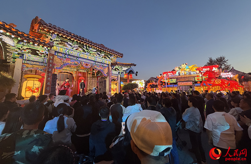 “五一”假期，天津杨柳青古镇将全新推出沉浸式行进式实景演艺《寻找白俊英之杨柳青传奇》。人民网记者 王百一摄