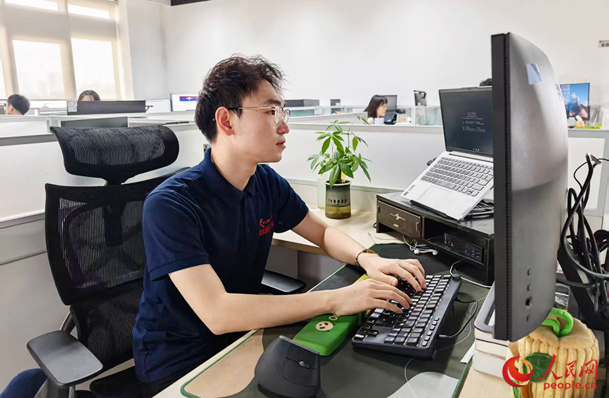 90后研发工程师曾健起在工作中。人民网记者 陶建摄