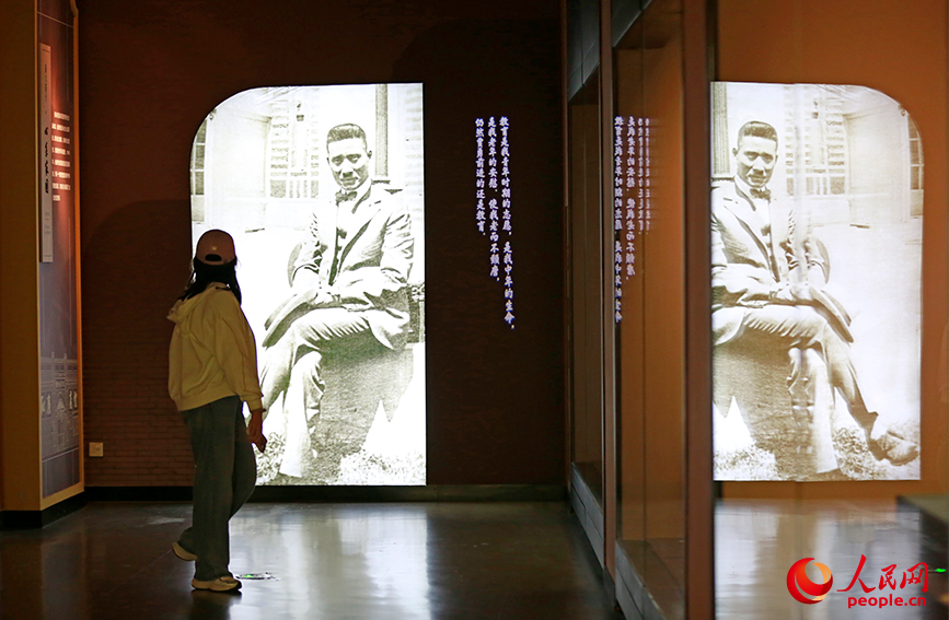 观众参观“巍巍大校长——纪念张伯苓诞辰150周年特展”。人民网记者 崔新耀摄