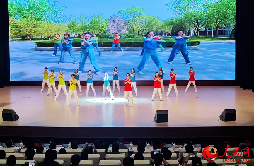 心理操表演《心律动 心飞扬》。人民网记者 郭维瑾摄