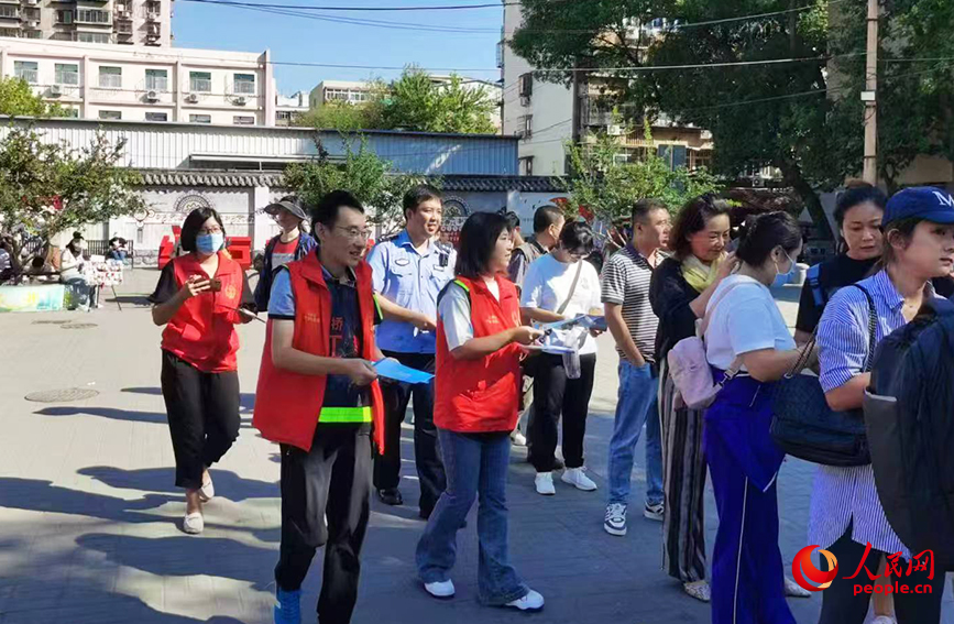 任翠蓉和同事们在西北角宣讲。人民网记者 唐心怡摄
