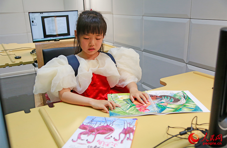 視障讀者在天津圖書館視障讀者服務區閱讀書籍。人民網記者 崔新耀攝