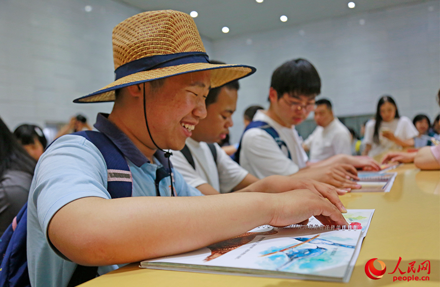 视障读者在天津图书馆视障读者服务区阅读书籍。人民网记者 崔新耀摄