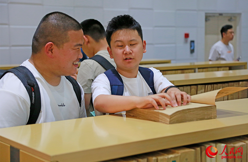 视障读者在天津图书馆视障读者服务区阅读书籍。人民网记者 崔新耀摄