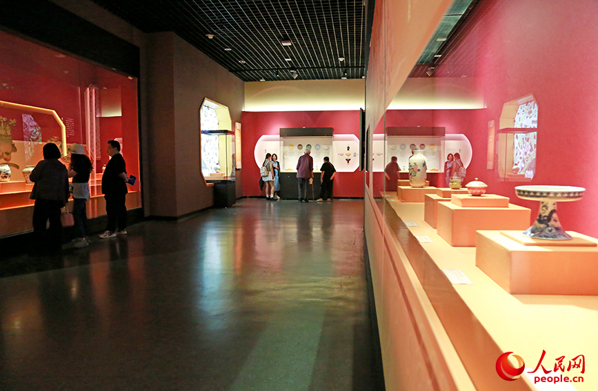觀眾參觀“文明印記——中國古代工藝文物精華展歸國匯報展”。人民網記者 崔新耀攝