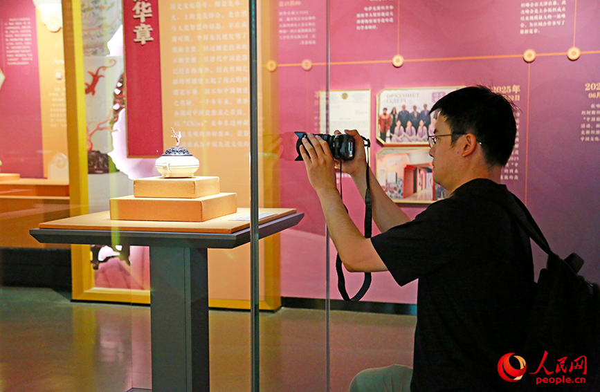 觀眾參觀“文明印記——中國古代工藝文物精華展歸國匯報展”。人民網記者 崔新耀攝