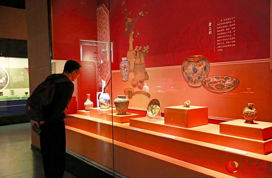 觀眾參觀“文明印記——中國古代工藝文物精華展歸國匯報展”。人民網記者 崔新耀攝