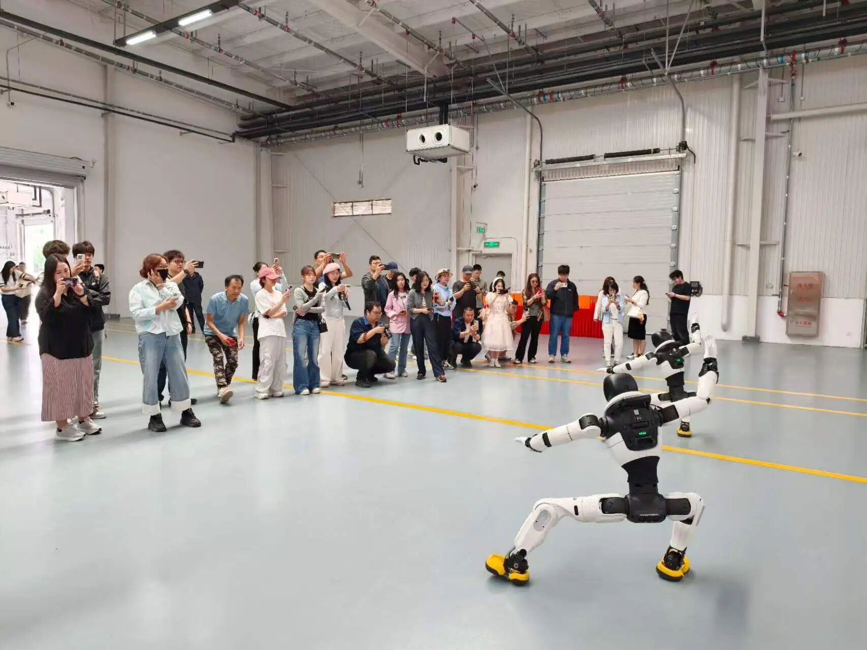 天津天星科技发展有限公司研发的机器人在表演太极。滨海新区区委网信办供图