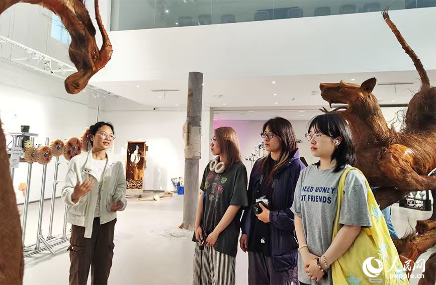 天津美術學院造型藝術學院學生王春蔚介紹畢業作品《煥生》。人民網記者 郭維瑾攝