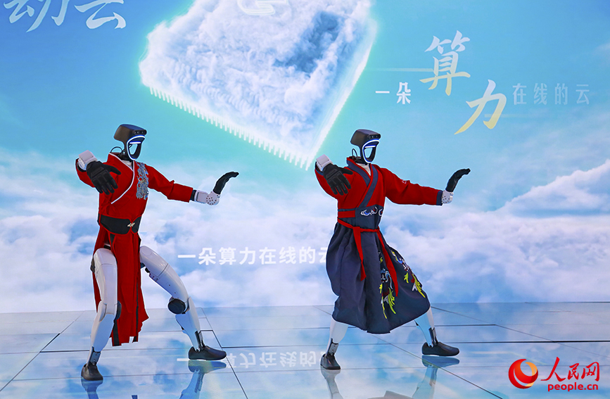 移动灵犀人形机器人进行太极表演。人民网记者 崔新耀摄