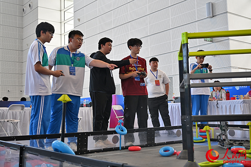 学生参与2026年天津市青少年人工智能系列挑战赛。人民网记者 孙一凡摄