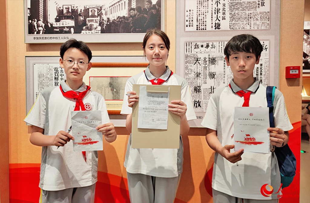 同学们展示“研学任务单”。人民网记者 郭维瑾摄