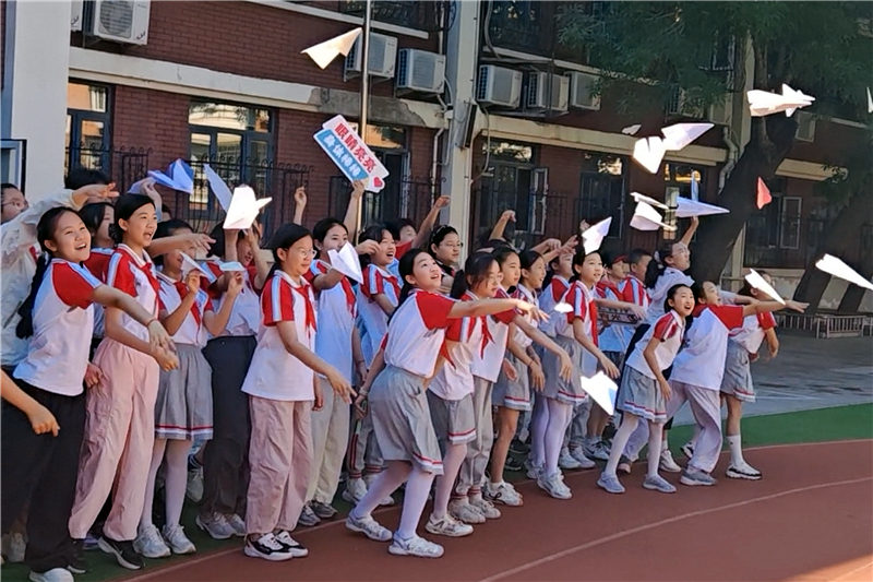西康路小学将日常体育课变为“爱眼主题运动会”,学生参与纸飞机掷远游戏。西康路小学供图