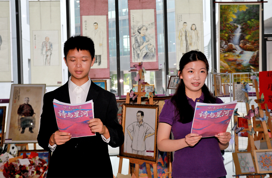 “詩與星河”南開大學文創藝術師生展暨《新媒體視覺設計與創作》結課儀式現場。受訪方供圖