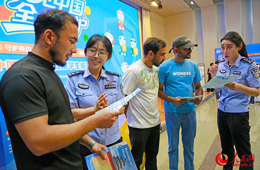 宣講民警向留學生剖析電信網絡詐騙的常見手法，幫助他們提高識騙防騙能力。人民網記者 崔新耀攝