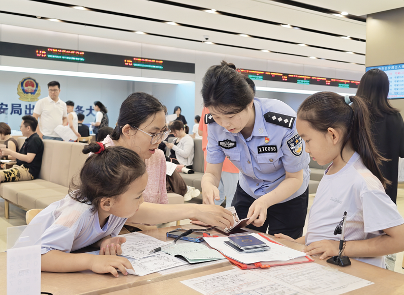 7月4日，市民带孩子在市公安局出入境接待大厅办证。 记者 曹彤 摄