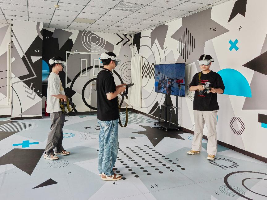 学生们戴着VR眼镜沉浸式体验红色教育场景。天津滨海汽车工程职业学院供图
