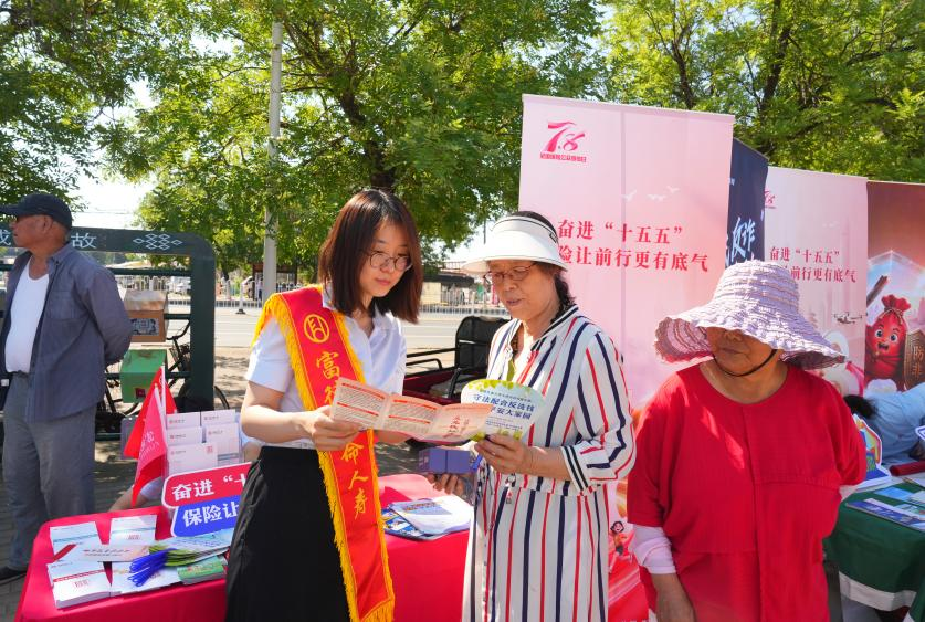 天津市保險行業協會聯合40余家會員單位走進天津市西青區辛口鎮第六埠村開展“保險潤田 振興鄉村”主題宣傳活動。天津市保險行業協會供圖