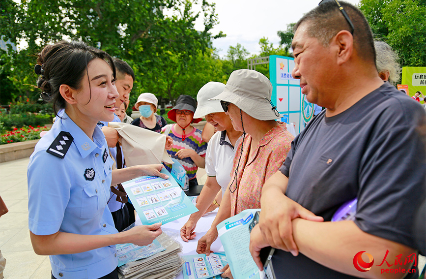 民警宣讲反诈知识。人民网记者 崔新耀摄