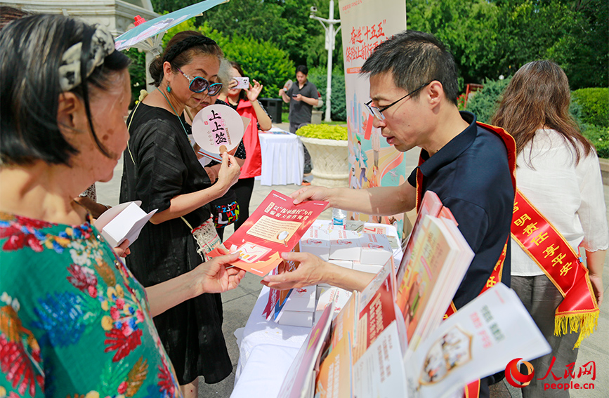 志愿者宣讲反诈知识。人民网记者 崔新耀摄