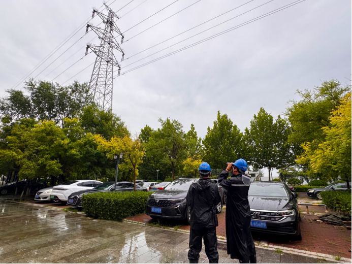 国网天津宁河公司员工对110千伏宁板线、韩板金翠路支线开展雨后特巡，排查线路隐患，保障设备安全稳定运行 。张茜摄