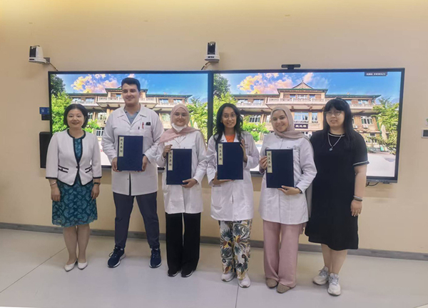 天津医学高等专科学校向留学生赠书。受访单位供图
