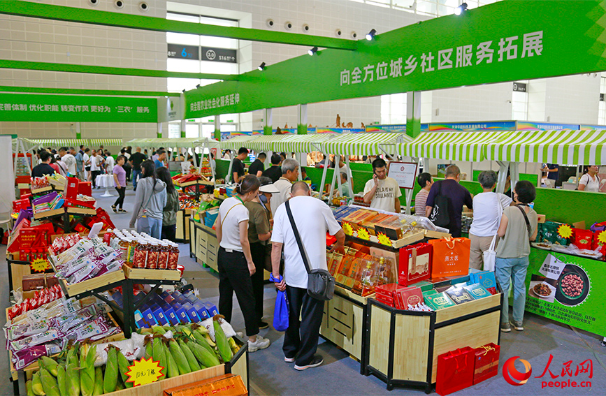 观众采购农产品。人民网记者 崔新耀摄