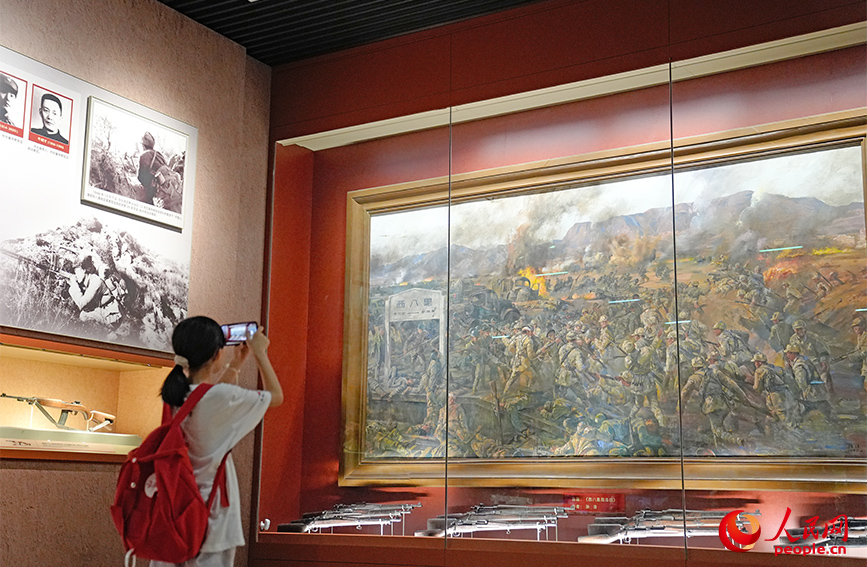 观众在展品前驻足拍照。实习生 耿嘉阳摄