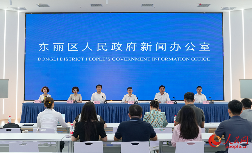 東麗區“服務業擴能提質行動”專題新聞發布會現場。實習生 耿嘉陽攝