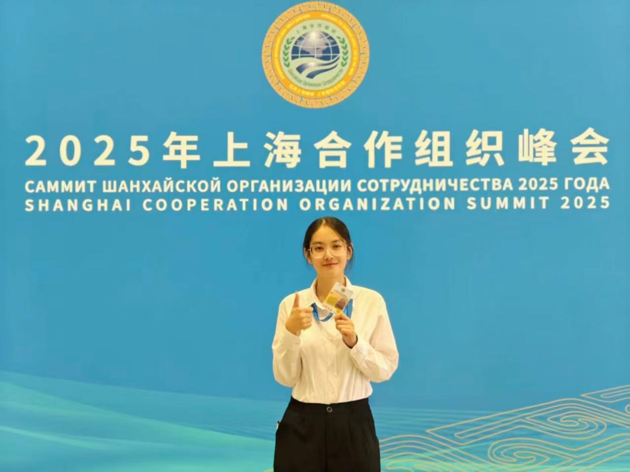 天津外国语大学高级翻译学院2026届硕士毕业生刘俞汐在上合峰会。天津外国语大学供图