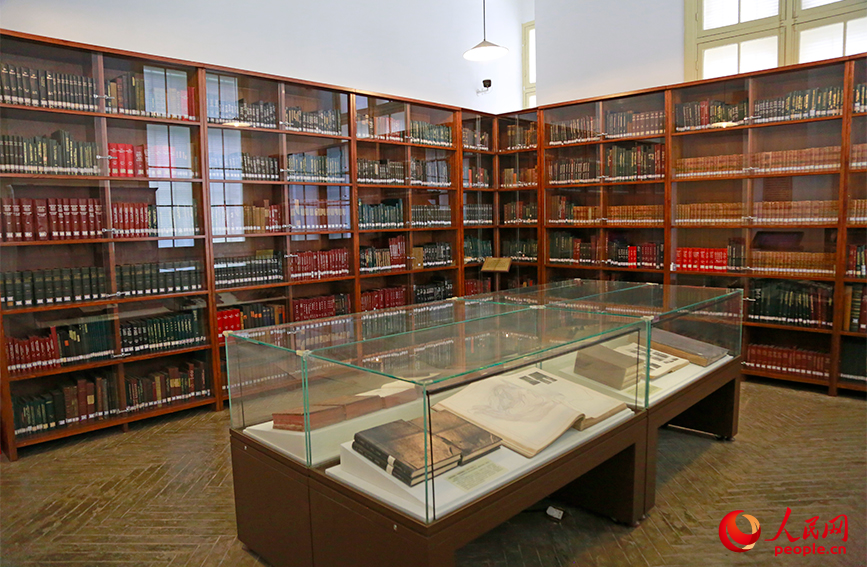 北疆博物院馆藏1914年至1938年间的书籍，内容涉及地质学、古生物学、动物学等多个学科。人民网记者 崔新耀摄