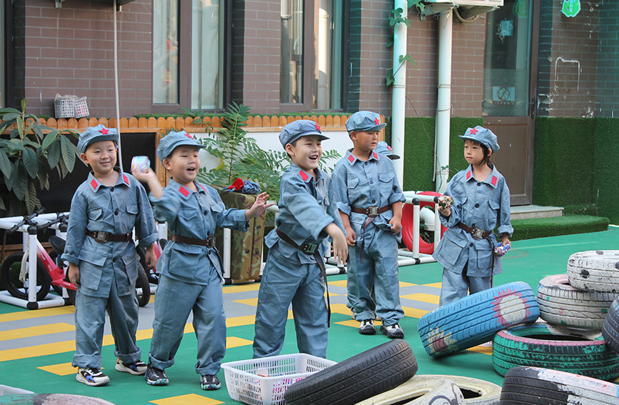 開學首日，天津市和平區第四幼兒園開展“重走長征路”沉浸式戶外實踐活動。人民網記者 張靜淇攝