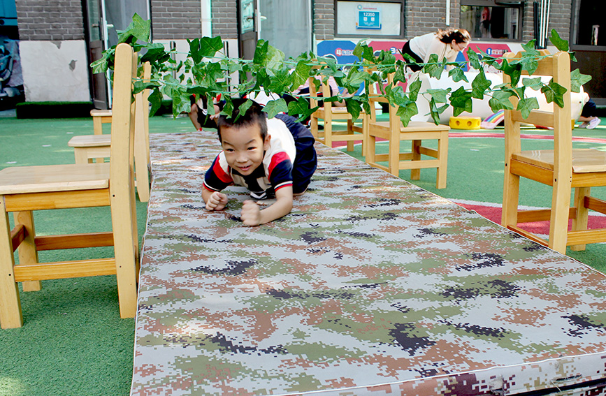 开学首日，天津市和平区第四幼儿园孩子们在“过草地”等游戏情境中强健体魄，感悟革命先辈不畏艰险的精神力量。人民网记者 张静淇摄