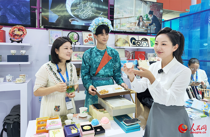 观众现场品鉴茶饮、茶点。人民网记者 郭维瑾摄