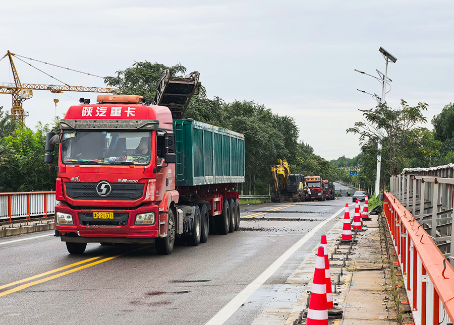 京津塘高速天津段改扩建工程跨线桥集中拆除施工启动。受访单位供图