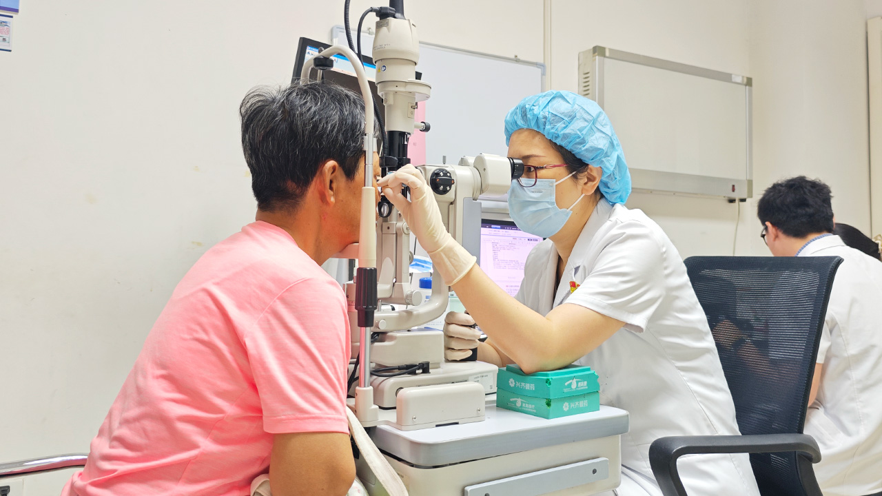 患者在天津医科大学眼科医院就诊