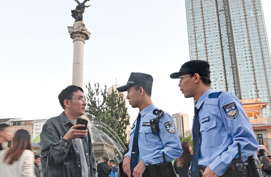 民警在意风区巡逻值守，为游客提供帮助。记者 孙震 赵建伟 摄