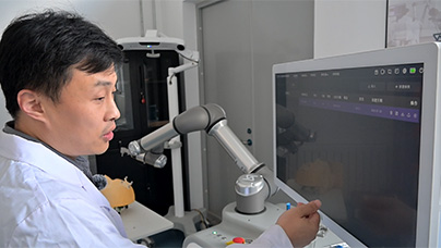 一台手术机器人的“准生证”之路天津天开高教科创园的一间实验室里，一台神经外科手术机器人正被反复调试。它叫“北天一号”，今年年底有望拿到“准生证”。