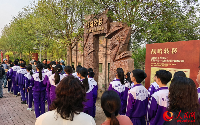 天津海河教育園區南開學校的師生們在長征主題戶外思政公園裡研學。人民網記者 孫一凡攝