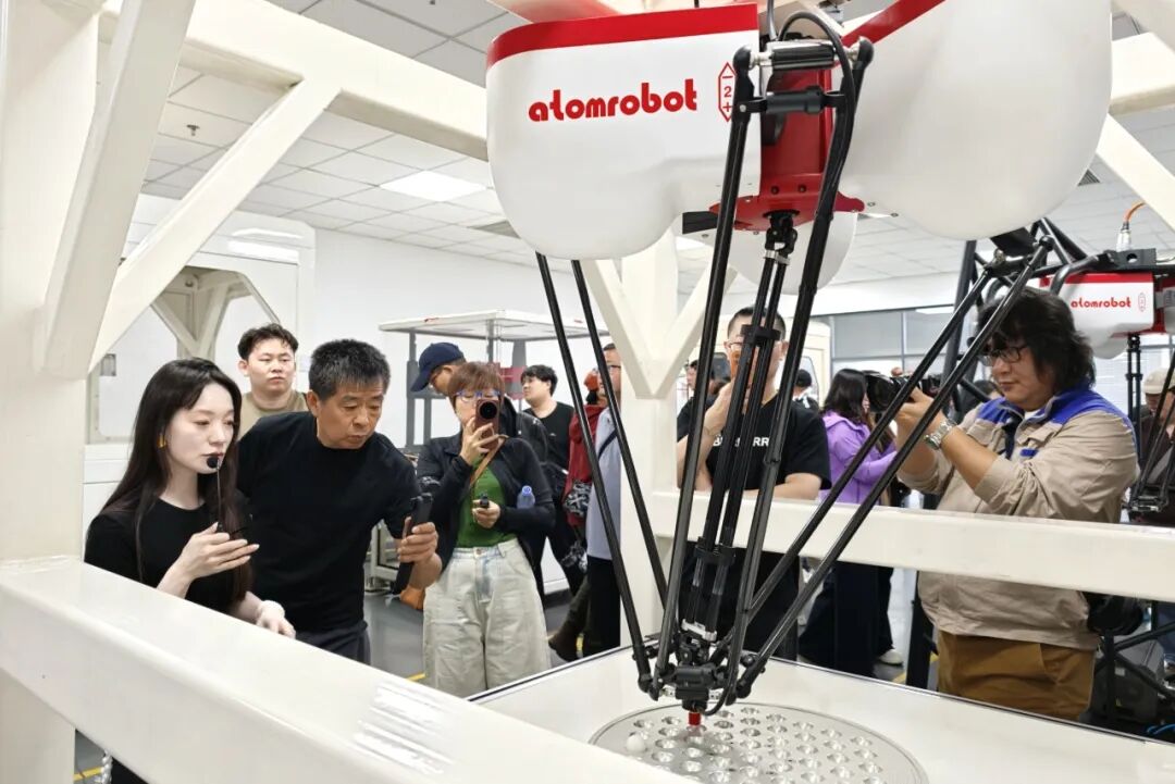 网络大V探滨海采风活动举行，采风团走进科技企业。滨海发布供图