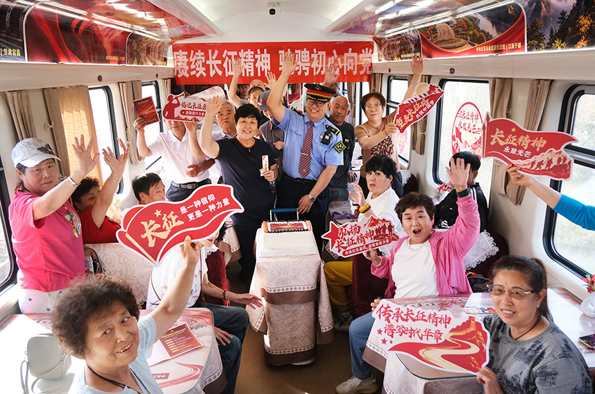 10月15日,K1621次列车餐车上举办纪念长征胜利90周年活动现场。杨宝森摄